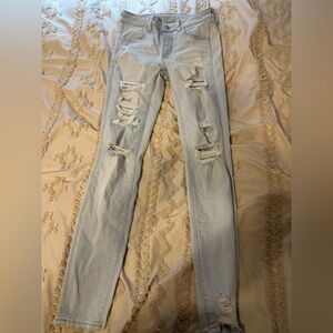 American Eagle Outfitters women’s  high-rise ripped jegging 6 Long. Never worn.